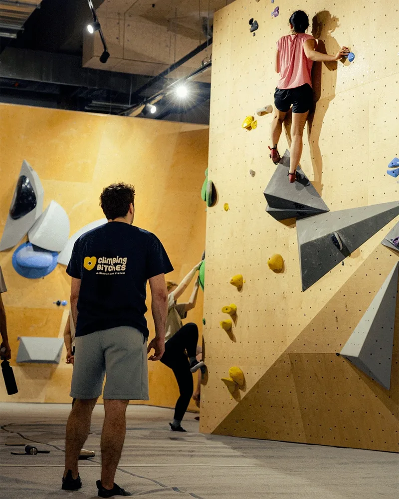 Grimpeurs sur un mur de blocs Arkose