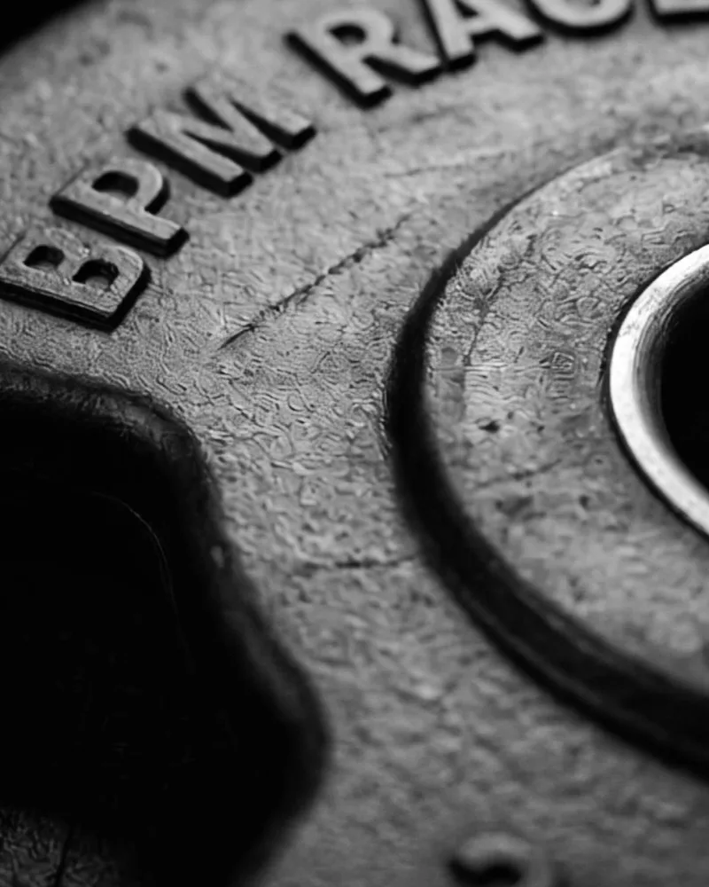 Visuel teasing BPM Race : disque de fonte gravé au nom du festival