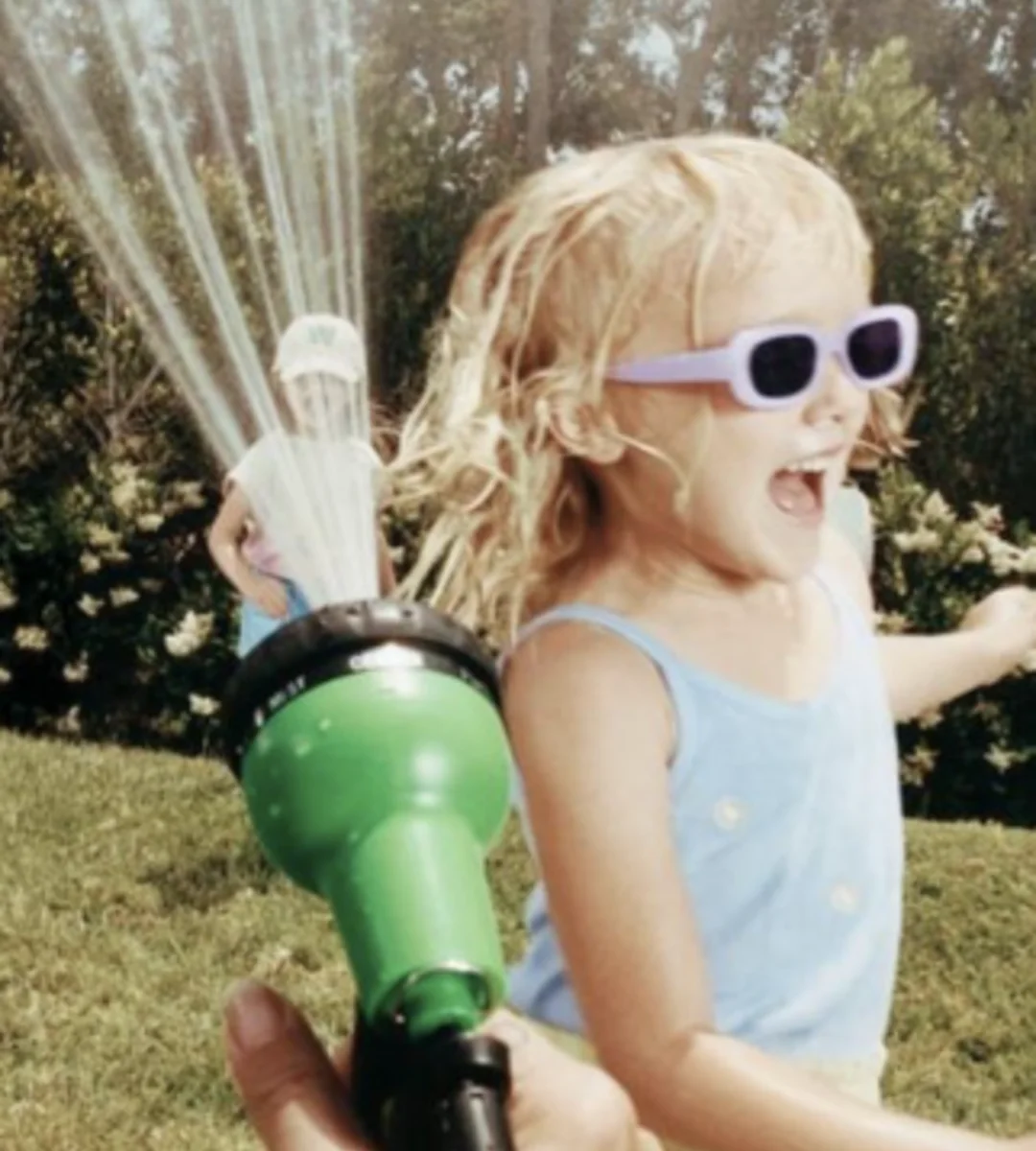 Enfant riant aux éclats
